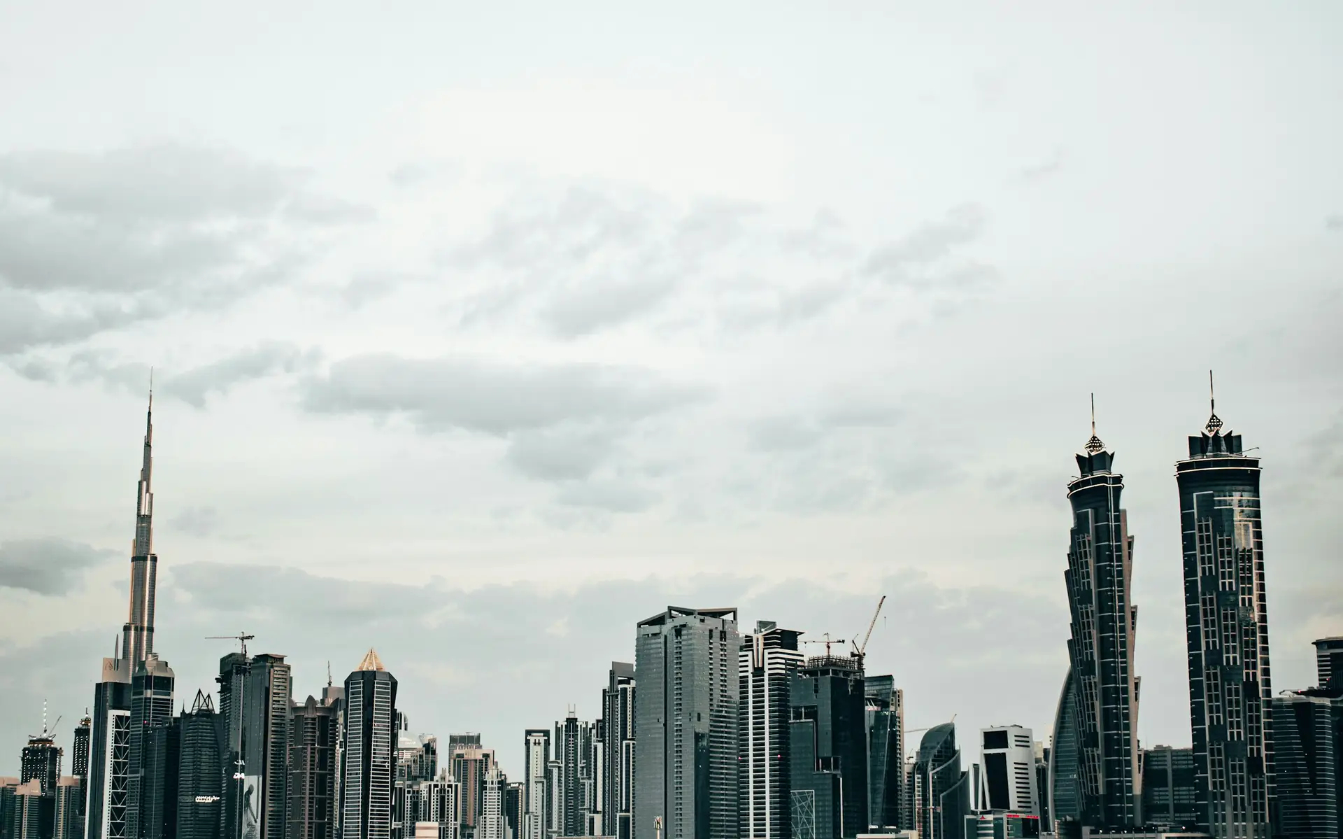 Dubai's Overcast 32°C: City Continues Post-Storm Cleanup Under Heavy Cloud